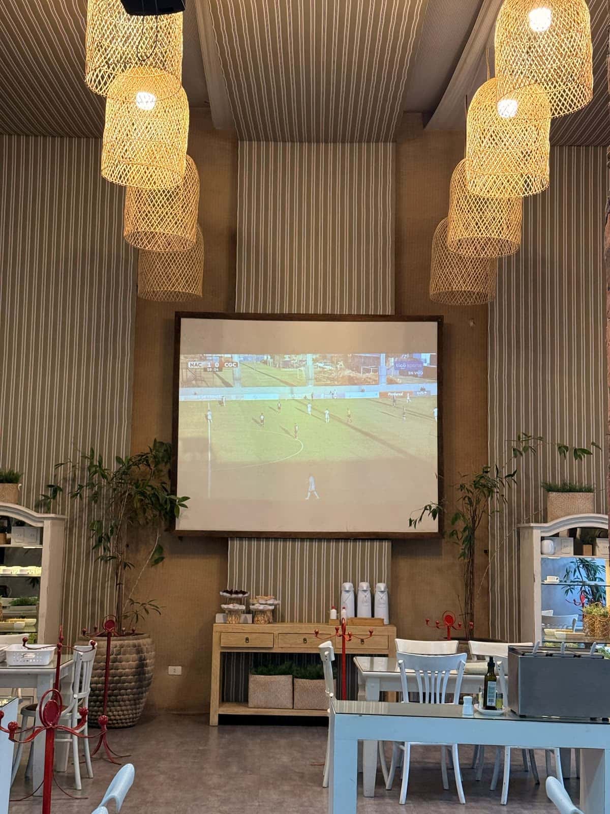 Espacio para los adultos con pantalla gigante