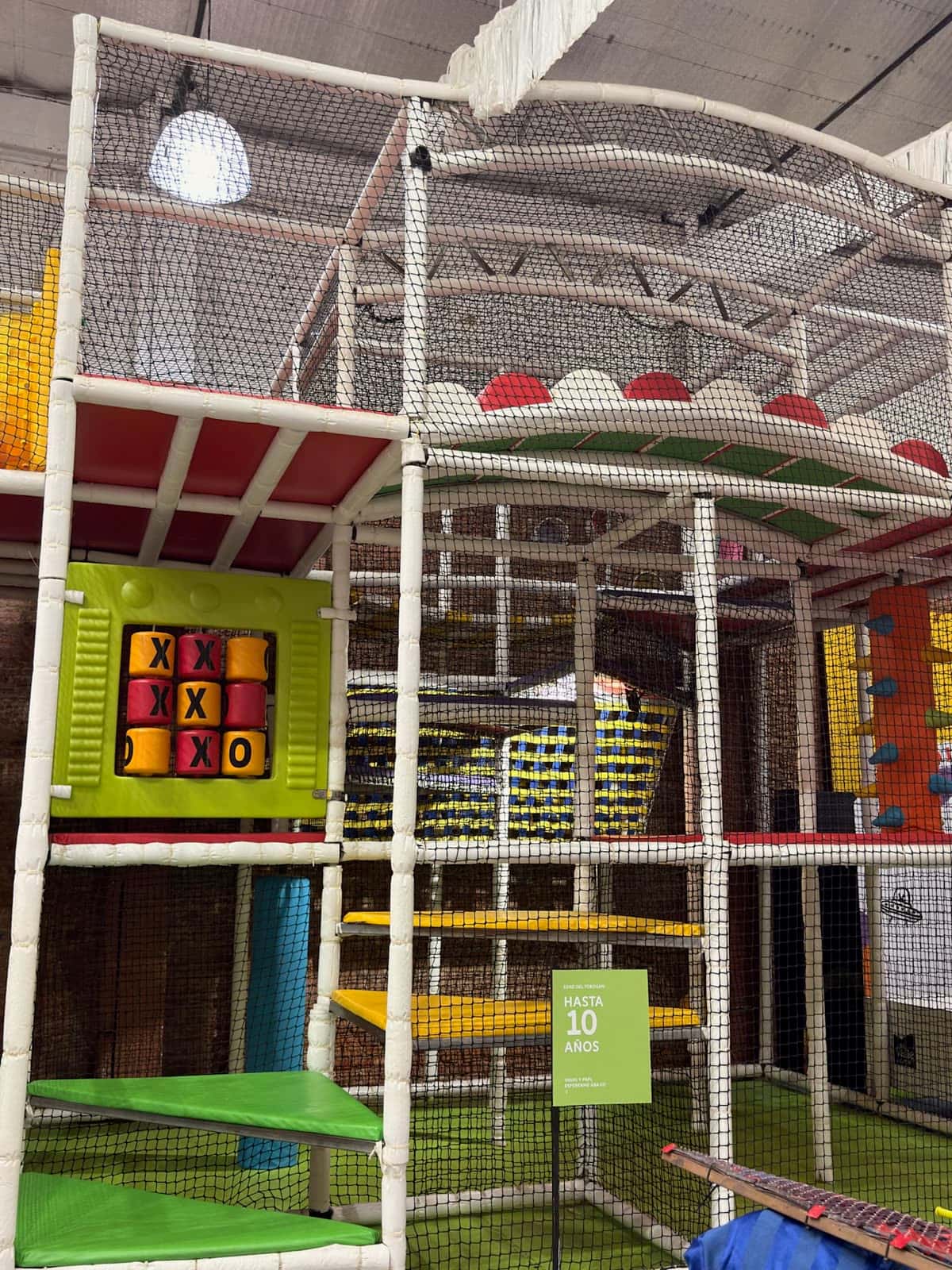 Estructura de juegos con trepador y ta-te-tí, hasta 10 años