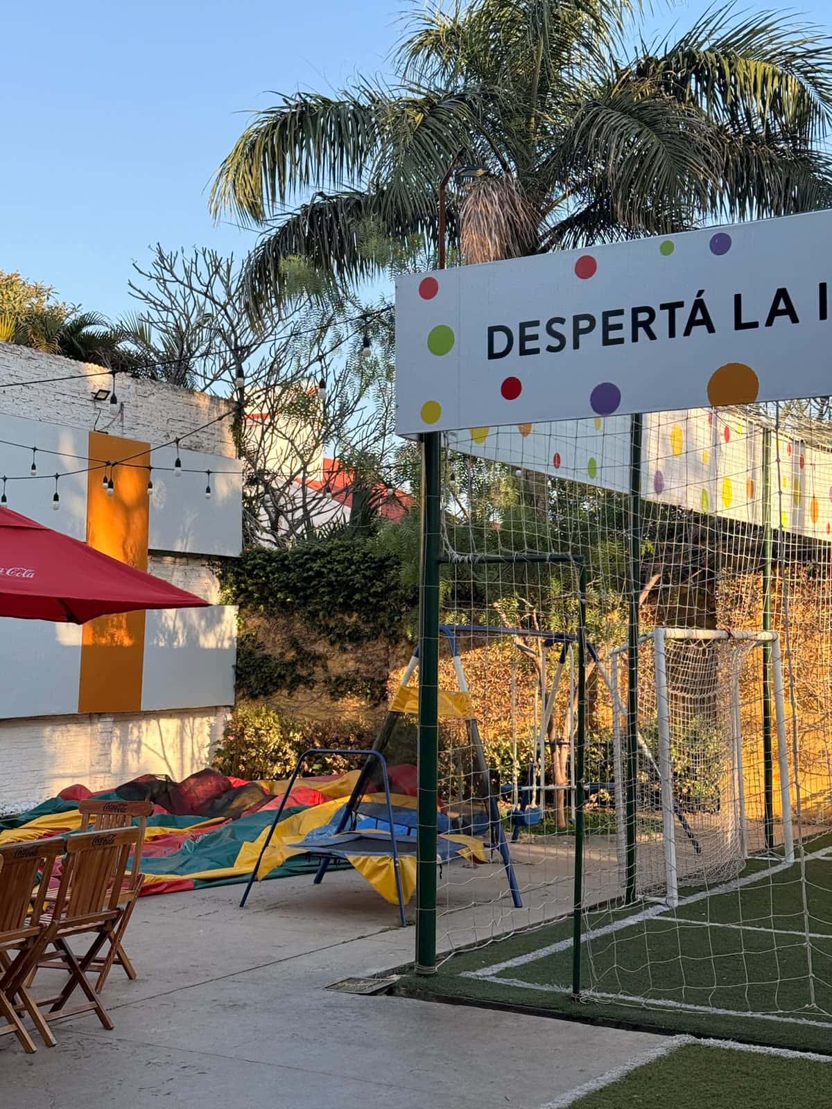Canchita de fútbol y hamacas en el patio