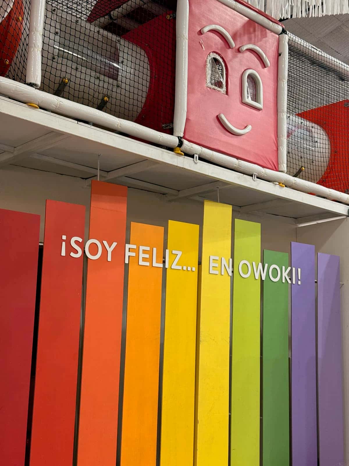 Pared de colores con el cartel ¡Soy feliz en Owoki!